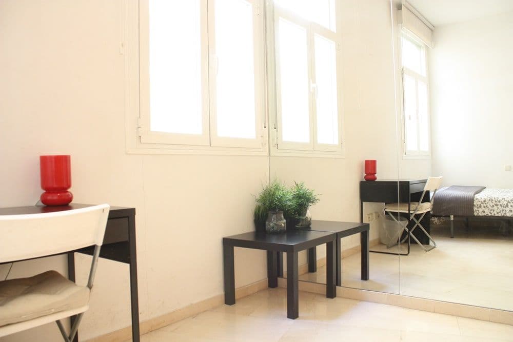 Private room in Madrid photo 3
